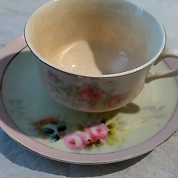 Vintage teacup and saucer - Picture 1 of 2